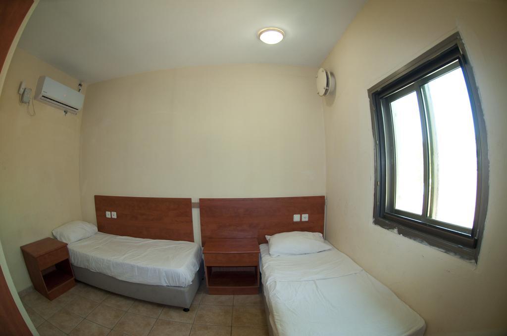 Faulty Towers Hotel Eilat Habitación foto
